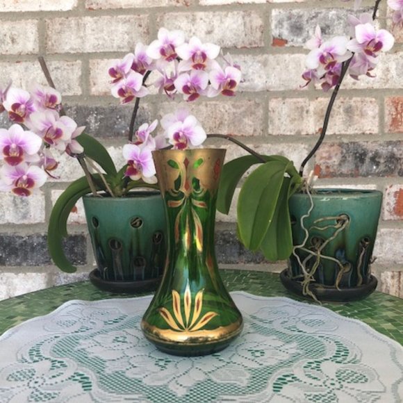 VINTAGE GREEN GLASS GILT VASE HAND PAINTED - Picture 2 of 10